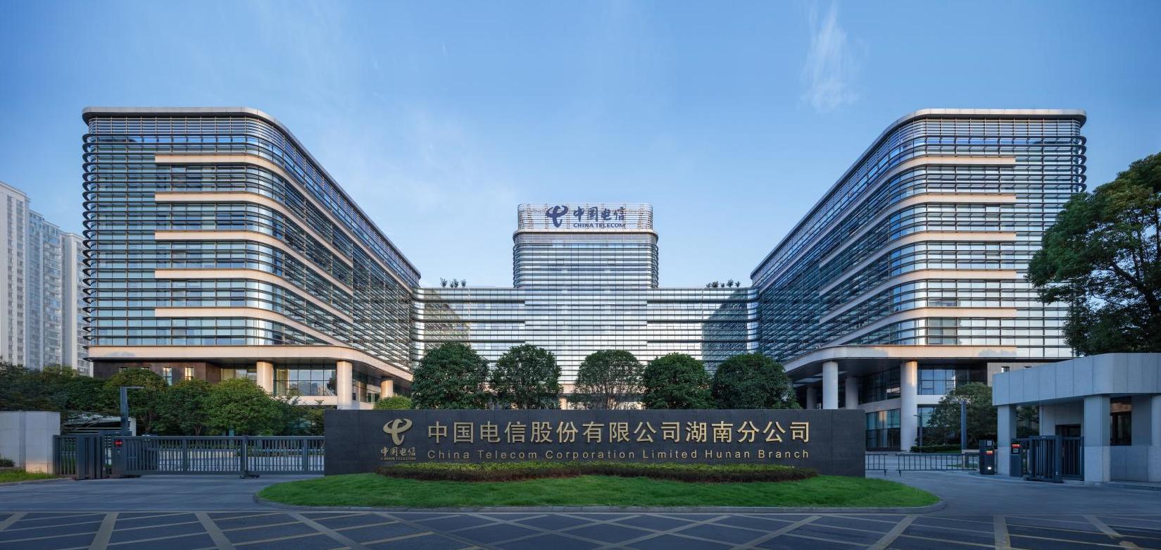 公司承建的湖南信息園（調(diào)度大樓、通信機(jī)房、地下室、附屬樓）工程榮獲兩項（土建、安裝）中國建設(shè)工程魯班獎